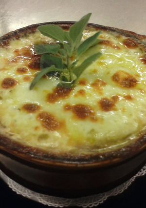 A picture of French onion soup.
