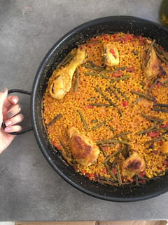Una foto de Paella de pollo y judía verde 🥘