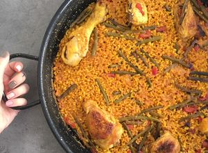 Una foto de Paella de pollo y judía verde 🥘
