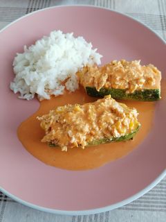 Una foto de Calabacitas rellenas de pollo en salsa de pimiento 😍💯