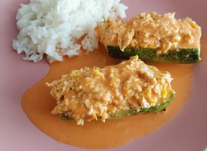 Una foto de Calabacitas rellenas de pollo en salsa de pimiento 😍💯