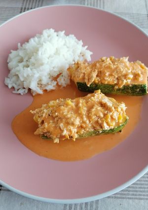 Una foto de Calabacitas rellenas de pollo en salsa de pimiento 😍💯