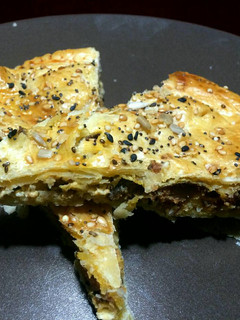 Una foto de Empanada de chorizo, calabacín y brie