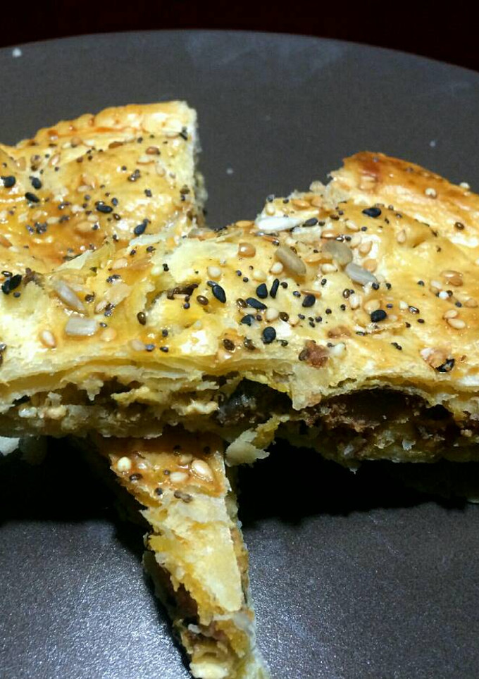 Una foto de Empanada de chorizo, calabacín y brie