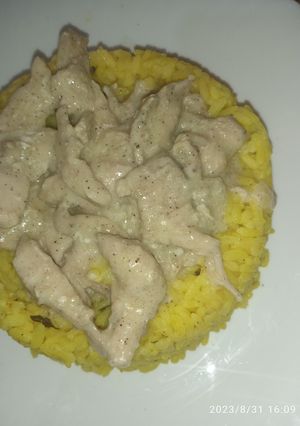 Une photo de Riz 🍚 basmati à la sauce blanche et l'escalope de dinde 🦃