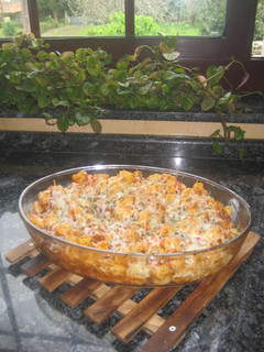 Una foto de Pasta (tiburones) con atún y tomate