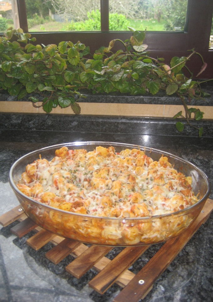 Una foto de Pasta (tiburones) con atún y tomate