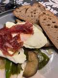 Verduras con huevo y crujiente de jamón serrano