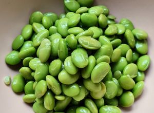 Una foto de Edamame 🫛 snack saludable de soja fresca, soja verde 🗾 un básico en Japón 🇯🇵
