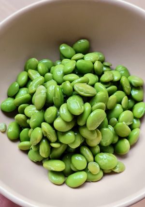 Una foto de Edamame 🫛 snack saludable de soja fresca, soja verde 🗾 un básico en Japón 🇯🇵