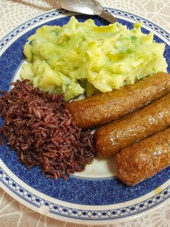 Una foto de Salchichas asadas veganas y sin gluten con puré de patata y guisante🌭