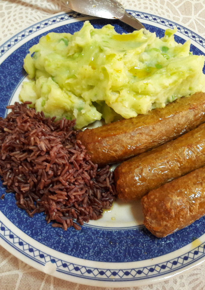 Una foto de Salchichas asadas veganas y sin gluten con puré de patata y guisante🌭