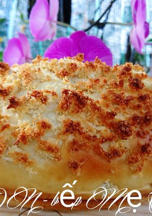 Hình của món Bánh mì nhân nho dừa.