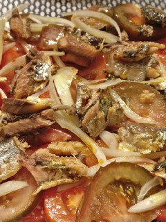 Una foto de Ensalada de tomate con sardinas