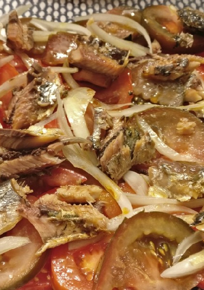 Una foto de Ensalada de tomate con sardinas