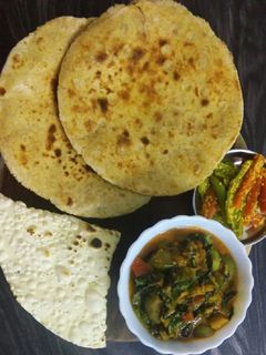 રવૈયા,લીલી ડુંગળી અને મેથીનું શાક તથા ભાખરી રેસીપી મુખ્ય ફોટો