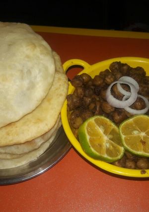 मैदा छोले भटूरे(Maida chhole bhature recipe in Hindi) रेसिपी मुख्य फोटो