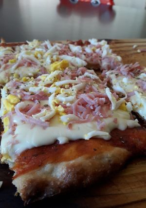 Una foto de Pizza a la piedra riquísima