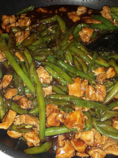A picture of Chicken and green bean stir fry.
