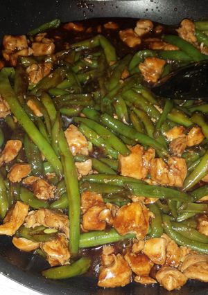 A picture of Chicken and green bean stir fry.