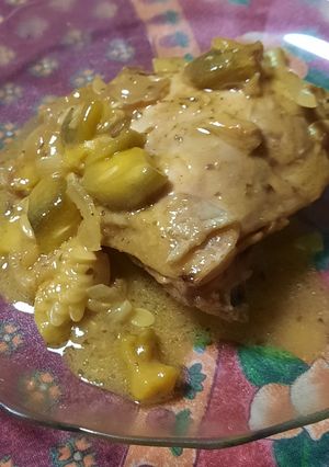 Una foto de Pollo al curry con zapallitos y cebolla
