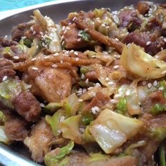 A picture of Stir-fried pork and cabbage.