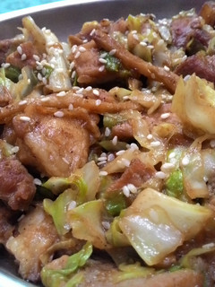 A picture of Stir-fried pork and cabbage.