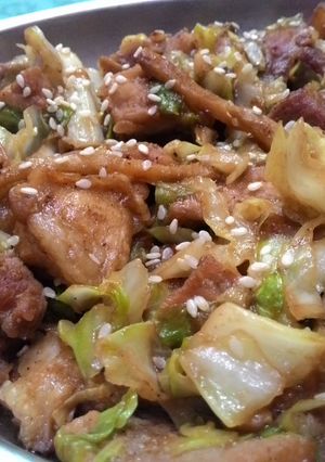 A picture of Stir-fried pork and cabbage.