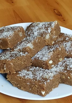 A picture of Gol papdi.
