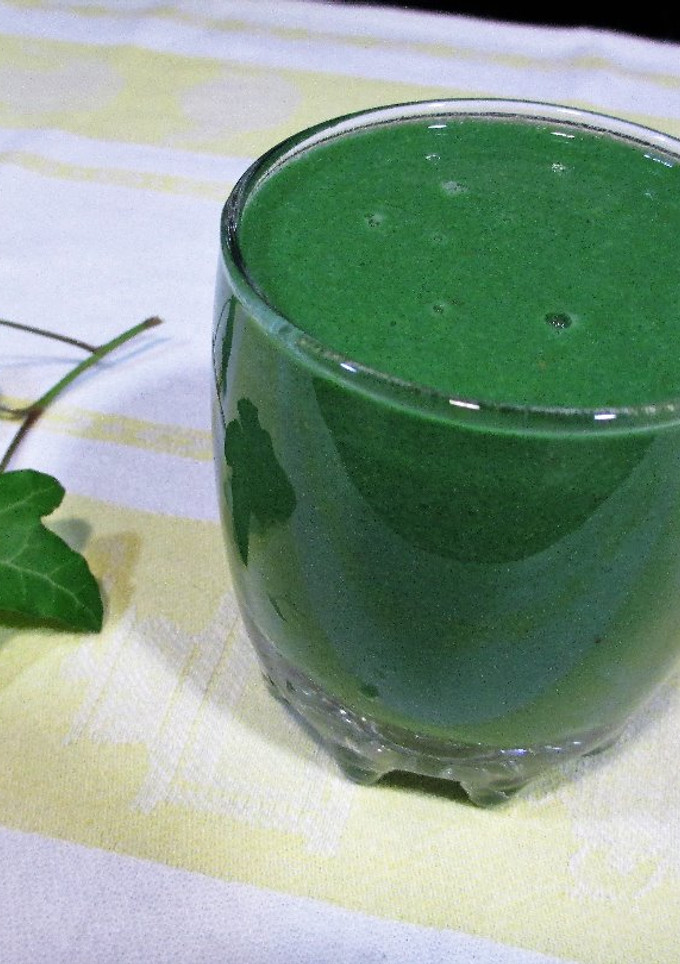 Una foto de Batido con té Matcha y alga Espirulina en polvo