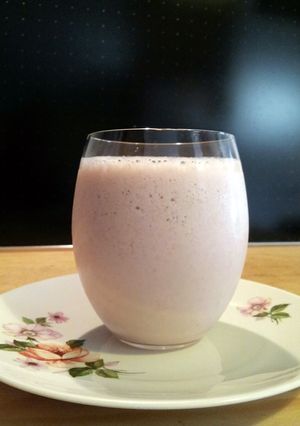 A picture of AMIEs Banana Strawberry Smoothie.