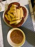 Igname frit accompagné de saucisse
