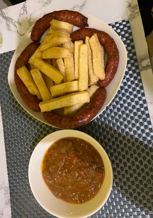 Une photo de Igname frit accompagné de saucisse