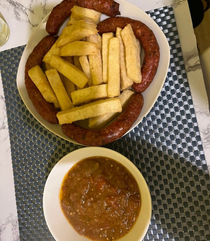 Une photo de Igname frit accompagné de saucisse