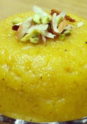 A picture of Kesariya semolina halwa.