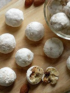 A picture of Crunchy Nuts Almond Snowball Cookies.