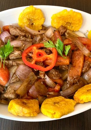 Una foto de Lomito saltado con patacones