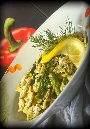 Zdjęcie przepisu Makaron z pesto i szparagami.