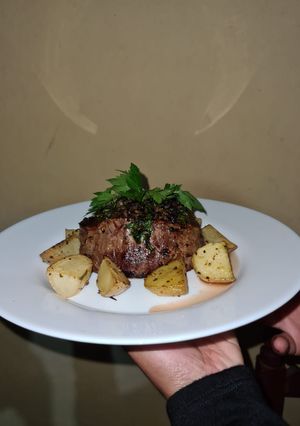 Una foto de Filete al perejil con papas rústicas