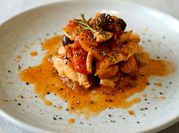 Una foto di pollo al vino