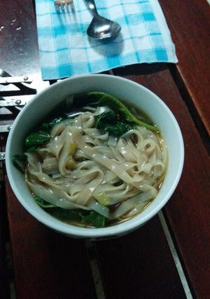 A picture of Simple rice noodle soup.