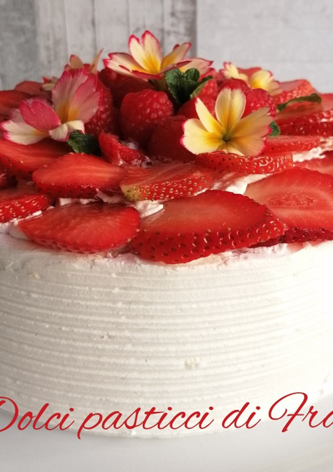 Foto di Torta arrotolata fragole e lamponi