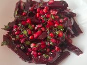 Una foto de ensalada de betabel con cebolla morada