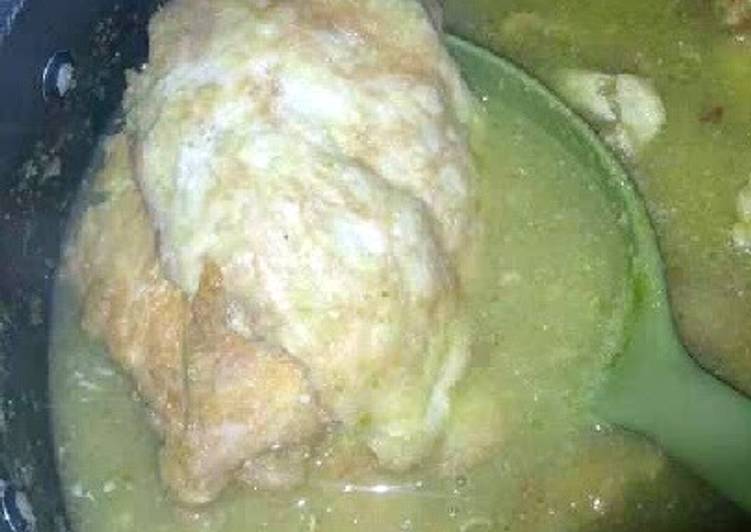 Tortitas de pollo en salsa Verde (Chicken in egg batter and green salsa)