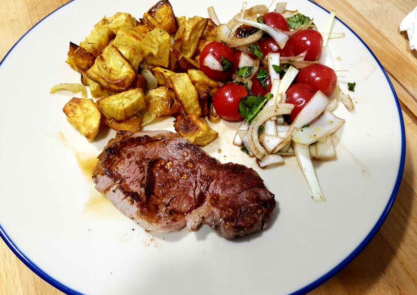 Solomillo de ternera con mezcla de verduras y ensalada