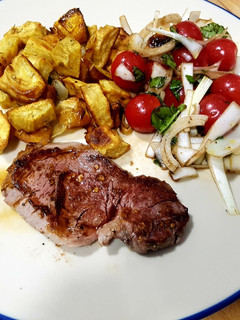 Una foto de Solomillo de ternera con mezcla de verduras y ensalada