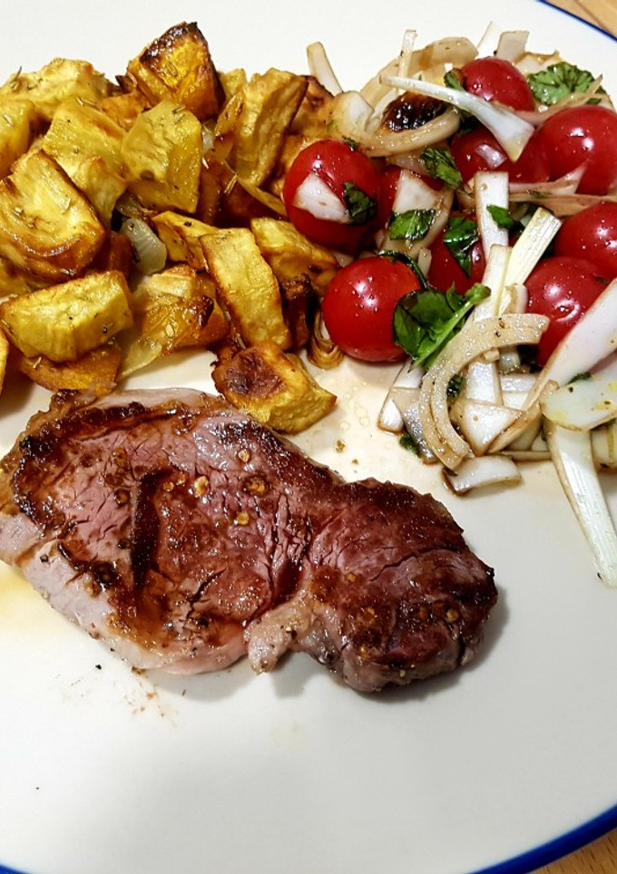 Una foto de Solomillo de ternera con mezcla de verduras y ensalada