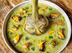 Foto di Carciofi, Cozze, Riduzione di acqua di cozze e patate, Olio al prezzemolo e pane fritto