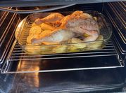 Una foto de pollo asado con patata