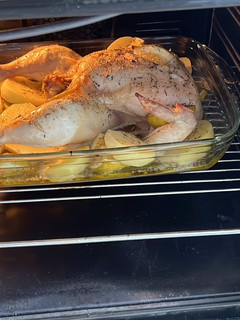 Una foto de Pollo con limón al horno con patatas